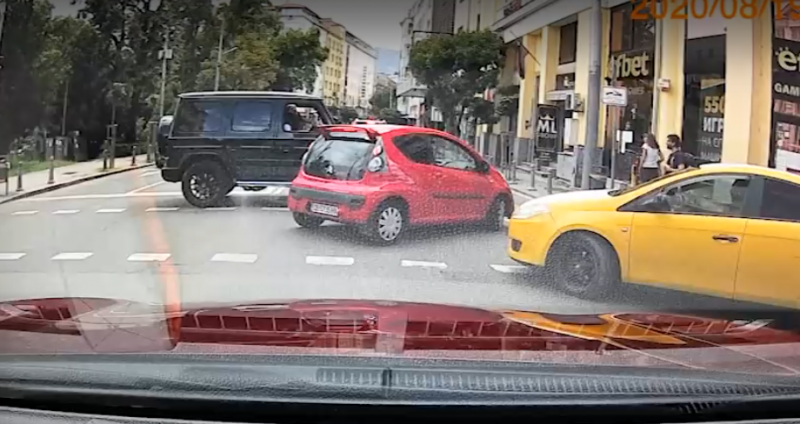 В колата, блъскана нарочно от джип в София, имало бебе! Задържаха джигита!