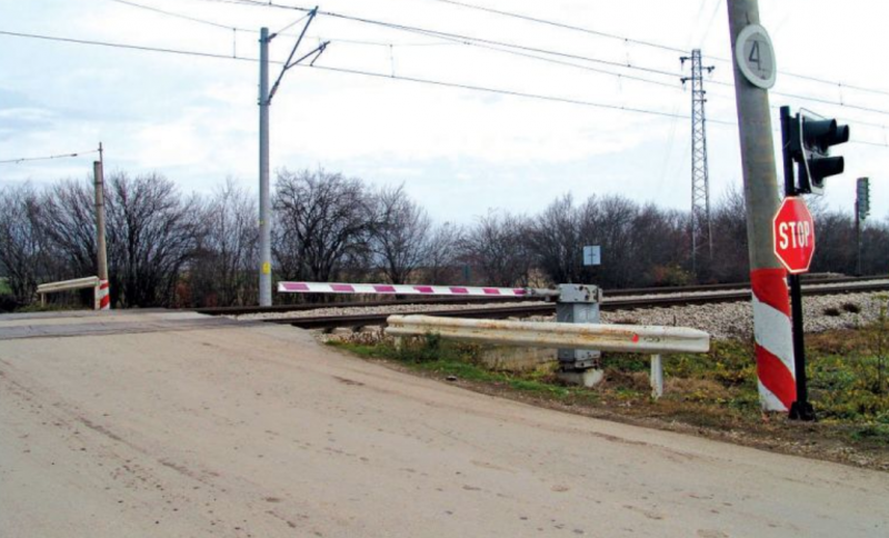 Влак помете трактор на жп прелез! Водачът е с опасност за живота!