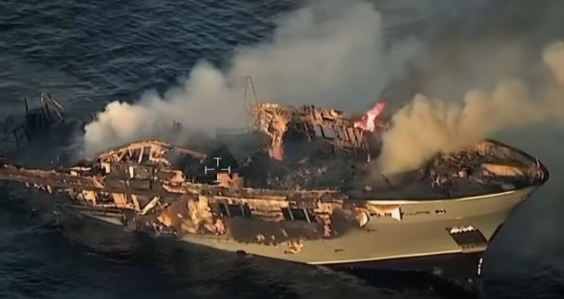 Яхта в пламъци. Спасителни екипи я приближават с хеликоптер ВИДЕО