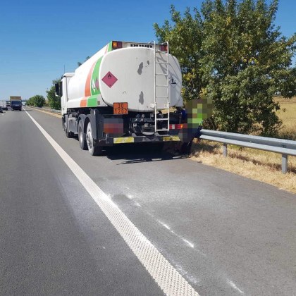 Гумата на цистерна с гориво се запали на АМ 