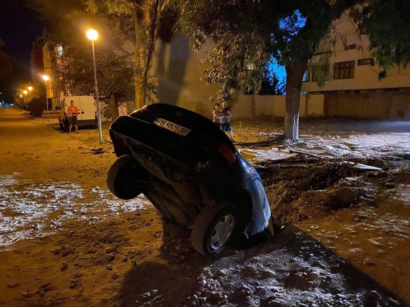 Пловдивчанин се надъни с колата си в... изкоп! СНИМКА