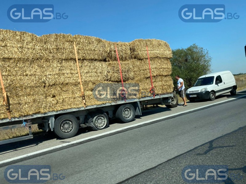 Возила със спукани гуми задръстиха аварийната лента на АМ Тракия! СНИМКИ