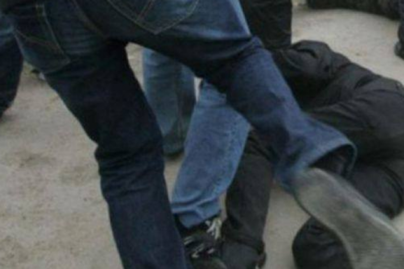 Трима маскирани пребиха и ограбиха чужденец у нас!