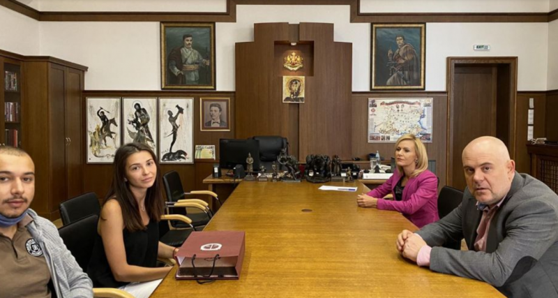 Гешев се срещна с жената, блъскана нарочно в колата си от джип