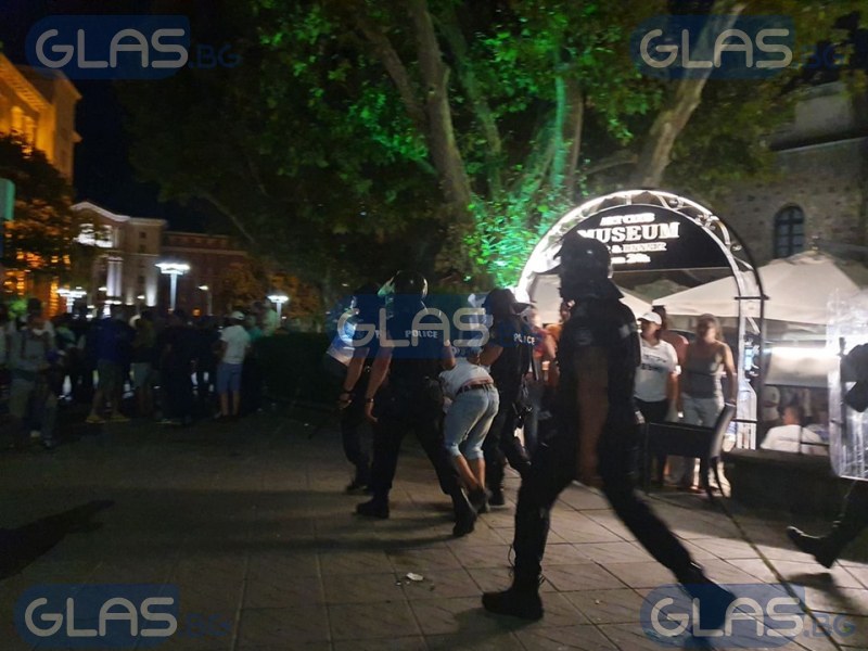 Над 10 арестувани след провокациите на протестите! Полицаи са пострадали