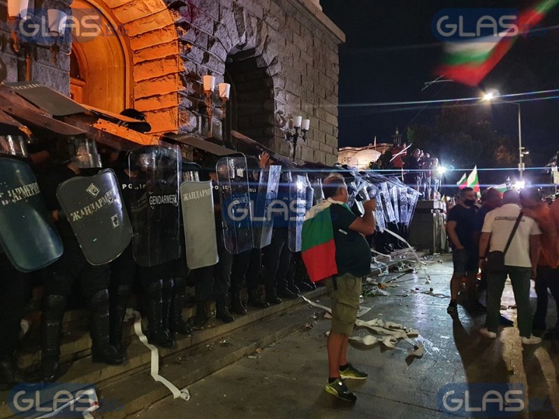 Полицаи, пострадали на протеста, разказаха за преживения ужас