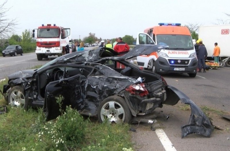 Съпрузи загинаха, пометени от 29-годишен в насрещното