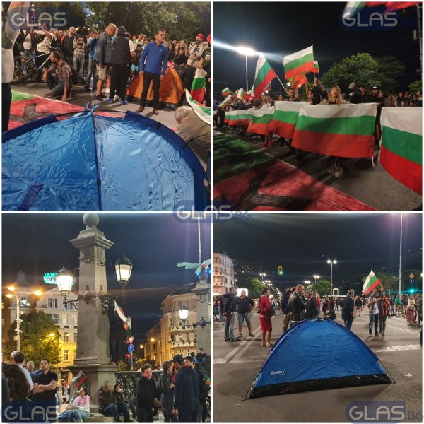 Време за война? Протестиращи зоват да се обърнат знамената, палатките на Орлов мост пак кацнаха СНИМКИ