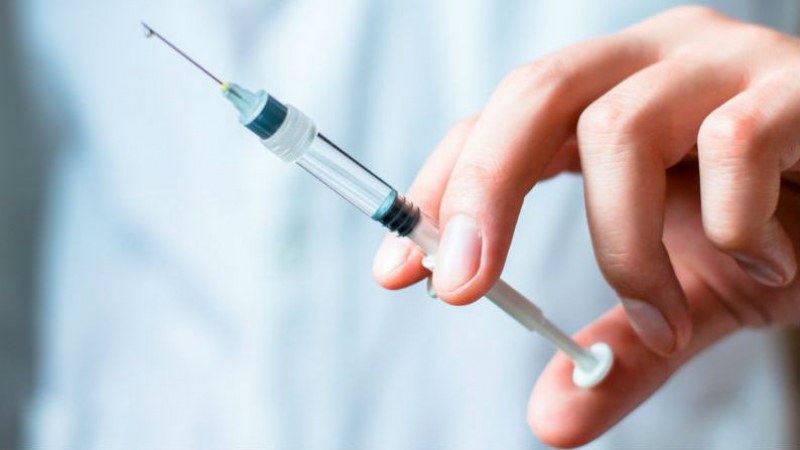 Ваксина срещу COVID-19 вече е в болниците