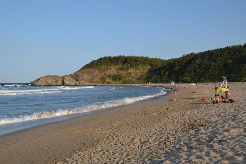 Съпругата и дъщерята на изчезналия в морето мъж са на плажа и чакат...