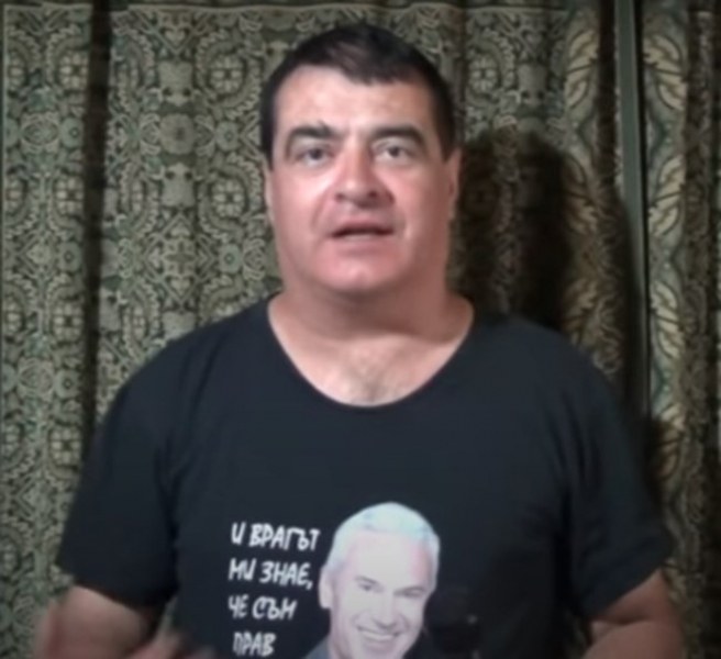Скандално и гнусно! Протестър уринира върху българското знаме СНИМКА 18+