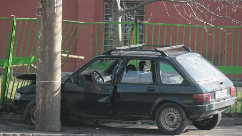 Голф се заби в училищна ограда. От него изпадна... дрога