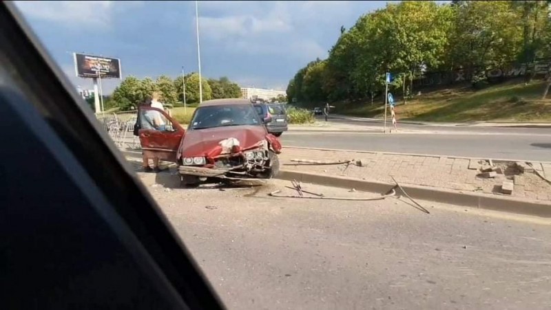 Мъж почина зад волана, автомобилът му мина през мантинела СНИМКИ