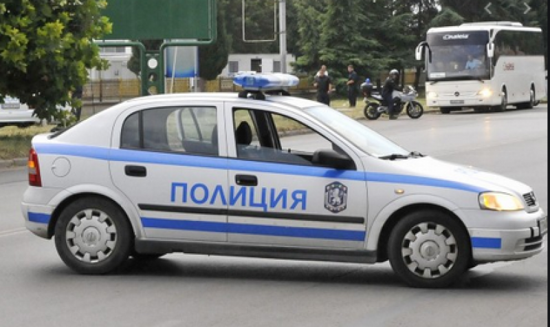 Млад мъж заплаши две деца с нож... Заради пустите два лева