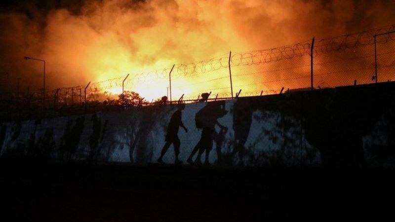 Бежански лагер на остров Лесбос избухна в пламъци, 12 000 бежанци избягаха