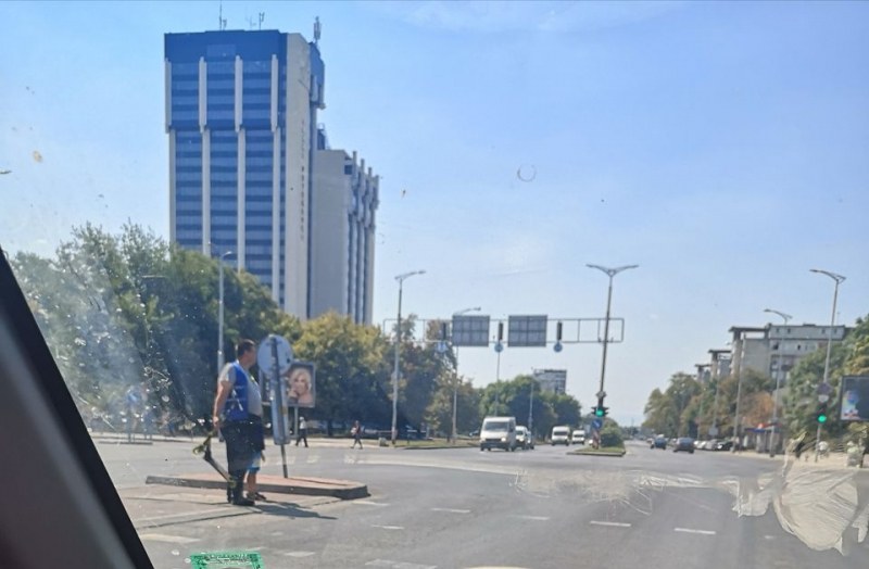Общински служител помогна на дете в Пловдив, докато чака на светофар