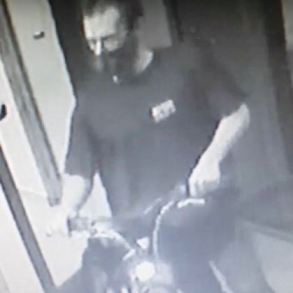 Без срам: Нагли крадци свиха детски колела от блок ВИДЕО