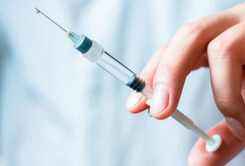 Спряха ваксина срещу COVID-19 заради инжектиран, който се разболя сериозно