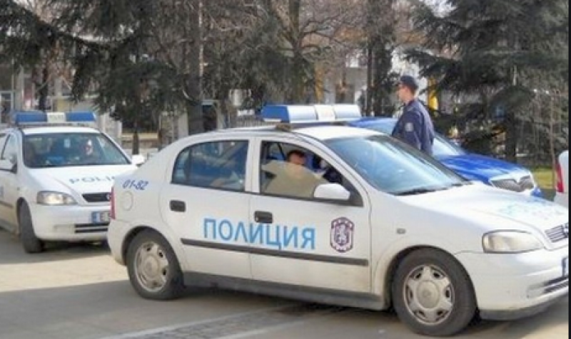 Хем пиян зад волана, хем блъска полицай! А роднините му помагат...