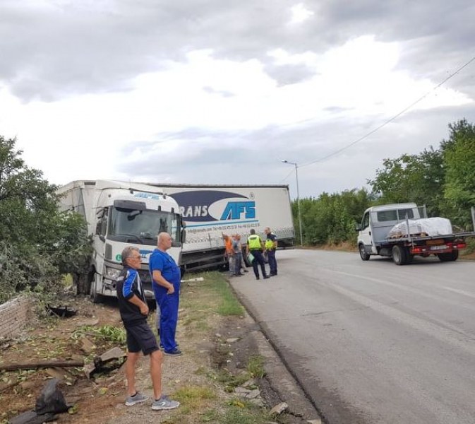 Протест: Жители на село недоволстват, че тирове влизат в къщите им