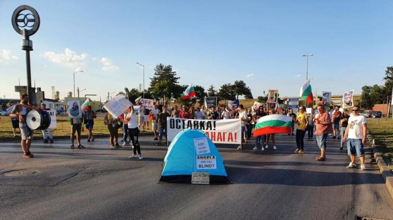 Протестиращи блокираха Дунав мост!