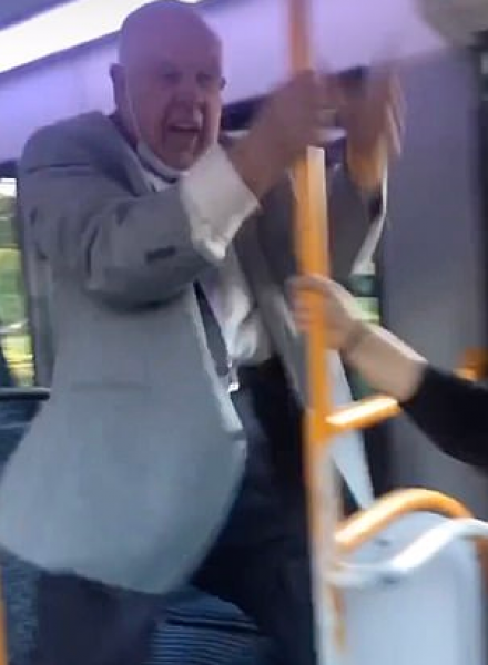 Шокиращ расистки скандал завърши с размяна на юмруци в рейс ВИДЕО+СНИМКИ