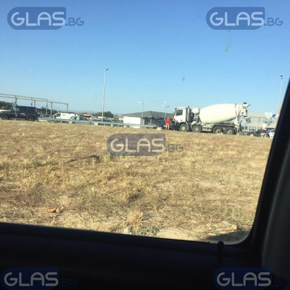 Бетоновоз и Опел се блъснаха до Пловдив, задръстването е 2 км!  СНИМКИ