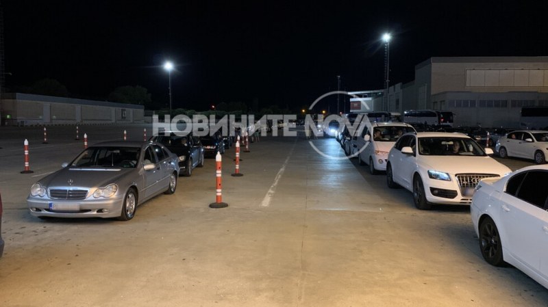 Огромна опашка на границата с Турция  СНИМКИ