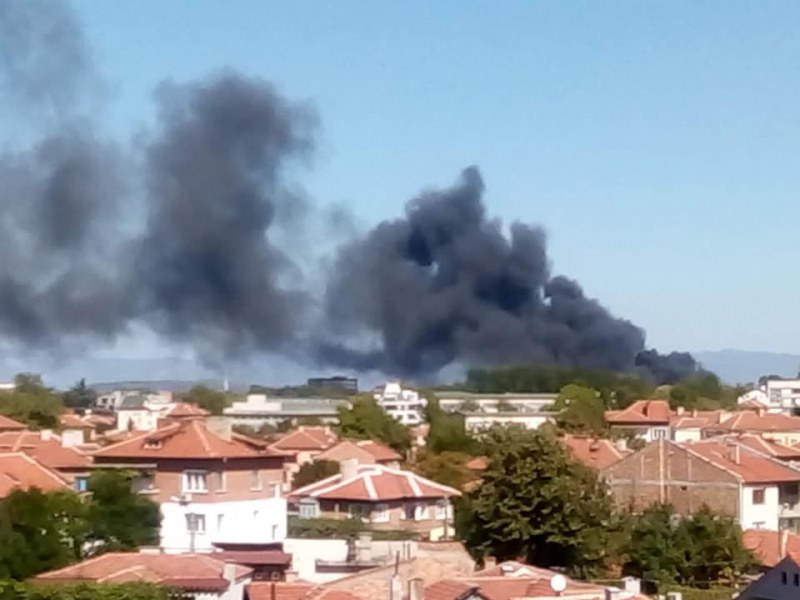 Пожар до промишлена зона край Ямбол, наблизо има бензиностанция
