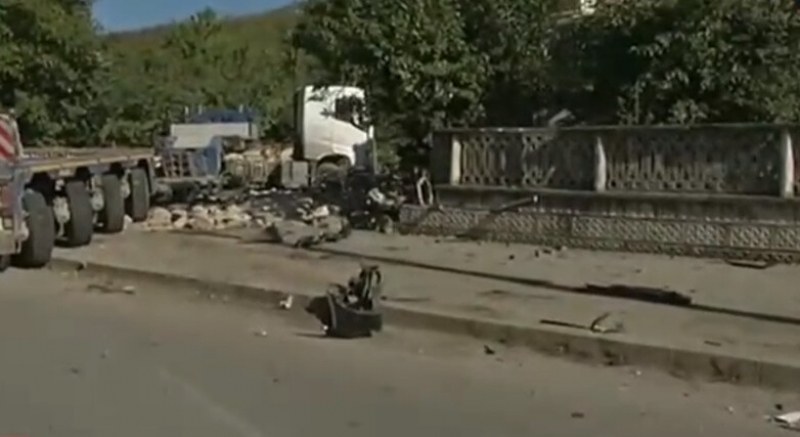 Пуснаха тираджията, който заспа и се вряза в къща
