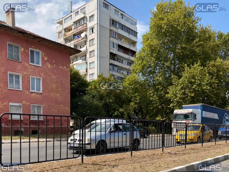 Кмет връхлетя пешеходец на кръгово в Асеновград! СНИМКИ