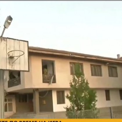 Детенце се допря на ограда на площадка за игра - удари го ток! Кой е отговорен?