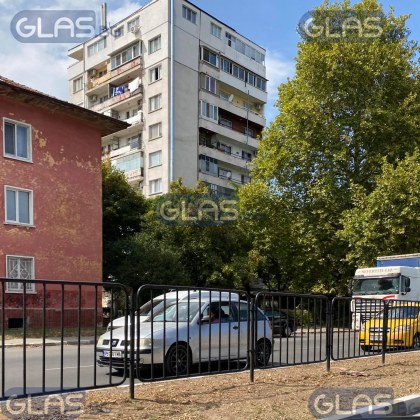 Кмет връхлетя пешеходец на кръгово в Асеновград! СНИМКИ
