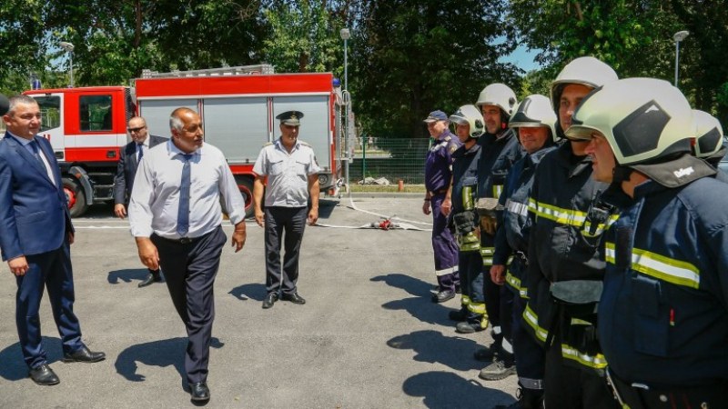 Премиерски поздрав за пожарникарите: Знам каква цена плащат, за да спасяват!