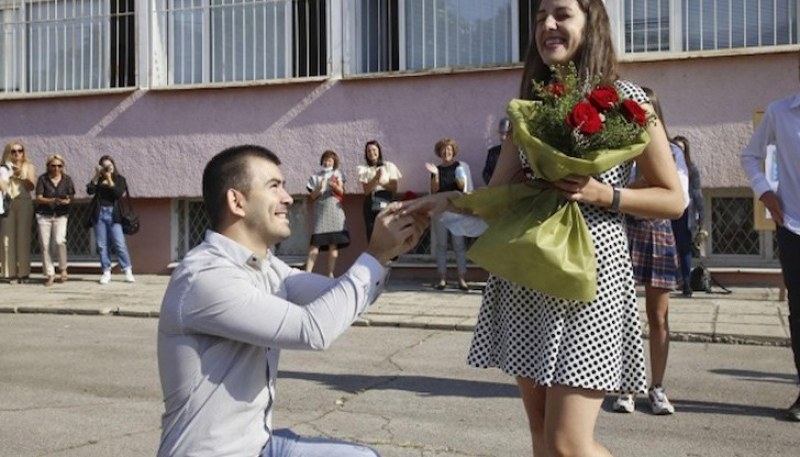Изненада: Учителка получи предложение за брак в първия учебен ден
