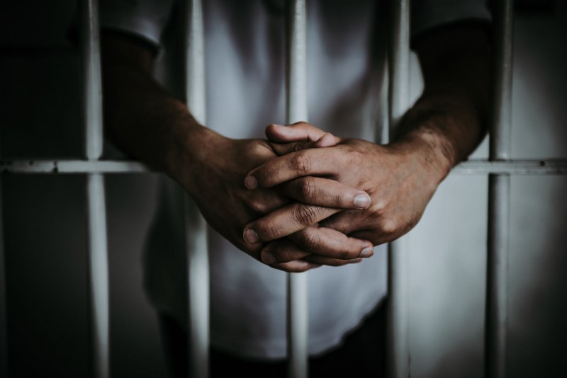 Осем седмици затвор за българин на Острова, нарушил COVID карантината