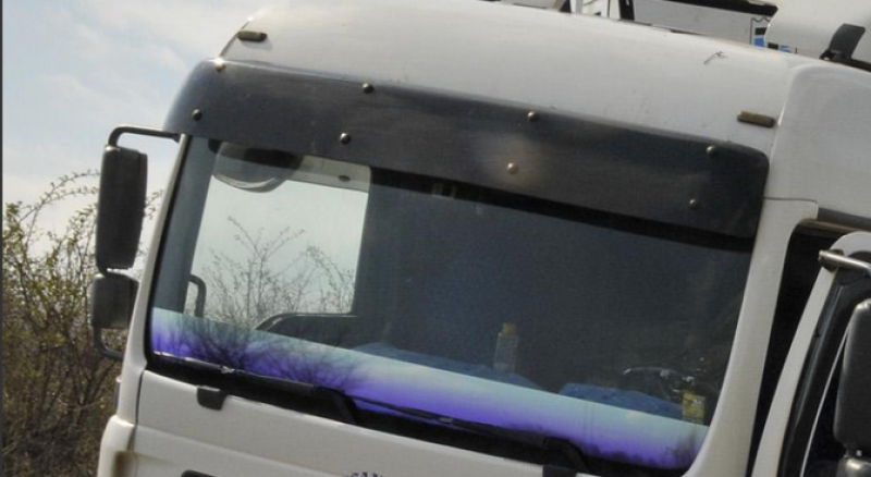 Тираджия паркира на кръстовище - хвърли пари на полицаите, докато му пишат фиш
