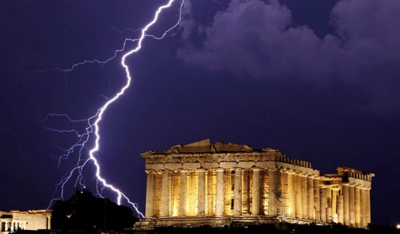 Ураган връхлита Гърция с ветрове – 150 км/ч. Ще стигне ли и България?  СНИМКА