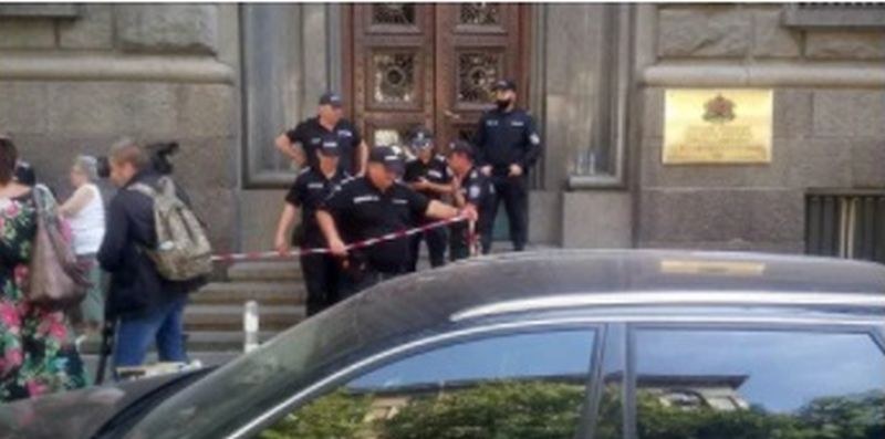 Жандармерия блокира парламента! Караянчева с извънреден брифинг СНИМКИ