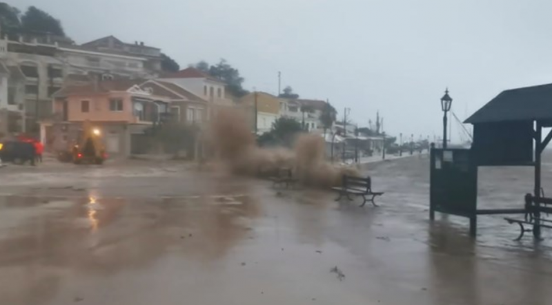 Ураганът, който опустошава Гърция ВИДЕО