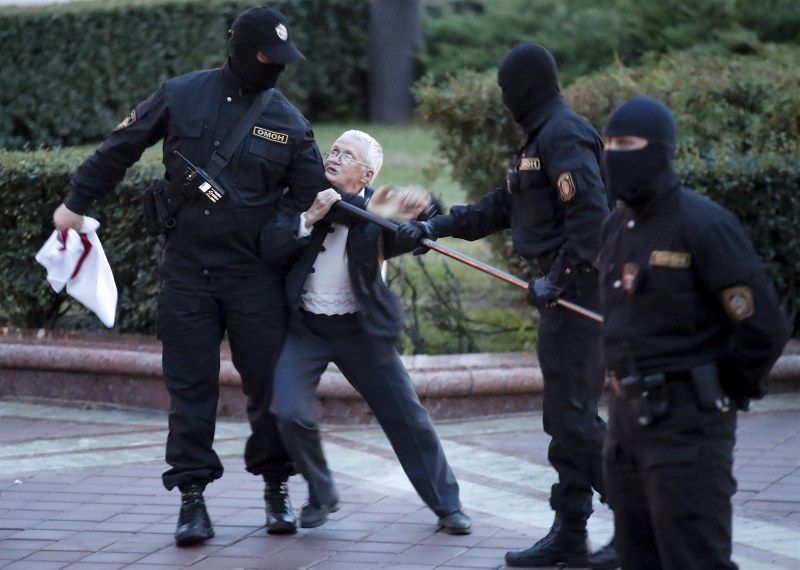 Прабабата – протестър! Задържана е десетки пъти, на пак вее знамето СНИМКИ