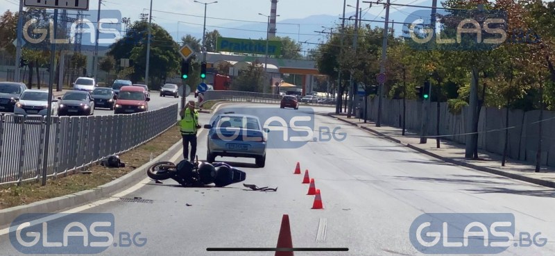 Меле с моторист в Пловдив, полиция е на мястото! СНИМКИ