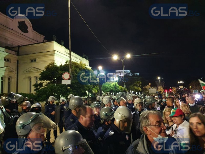 Напрежение между протестиращи и полиция пред Народното събрание*  СНИМКИ