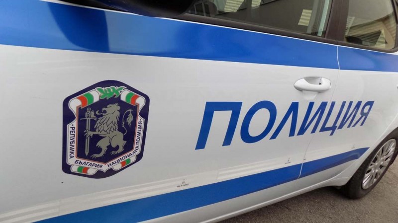Шофьор не успя да вземе завоя, помете пешеходец на тротоара!