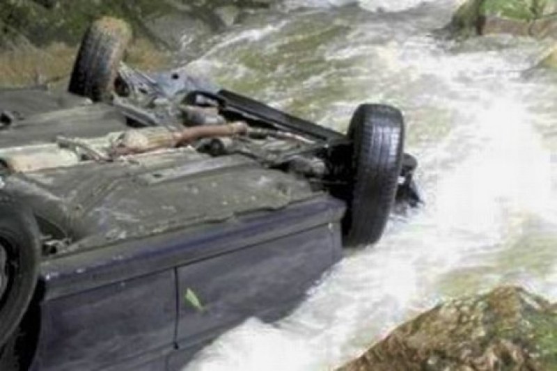 18-годишна потопи колата си в река до Пловдив!