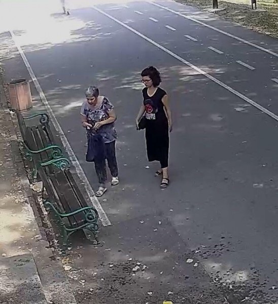 Двама апаши задигнаха златния синджир на пловдивчанка от врата ѝ!