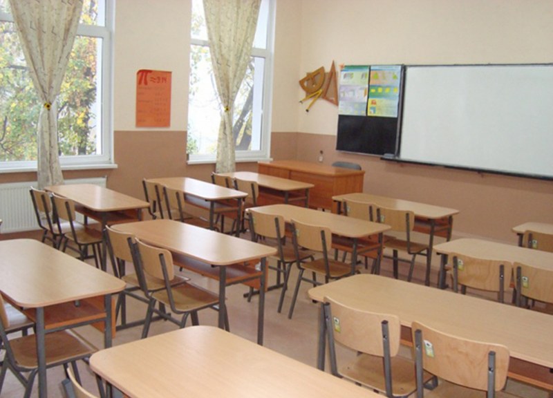 Петима учители пипнаха COVID-19 във Варна! 14 паралелки са под карантина