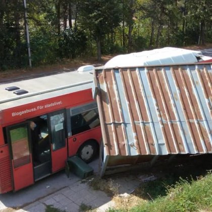 Шофьор на автобус се вряза в спирка в Смолян