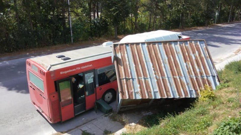 Шофьор на автобус се вряза в спирка в Смолян