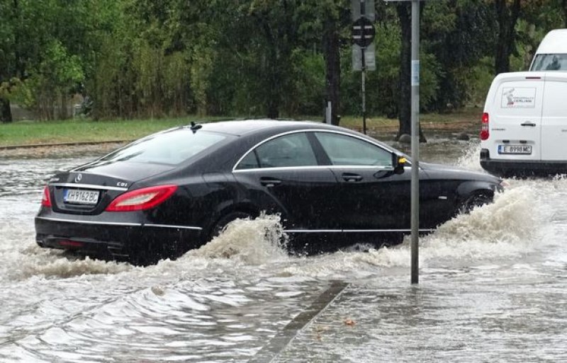 Пороен дъжд наводни улици в Благоевград! Шахтите отказаха  СНИМКИ